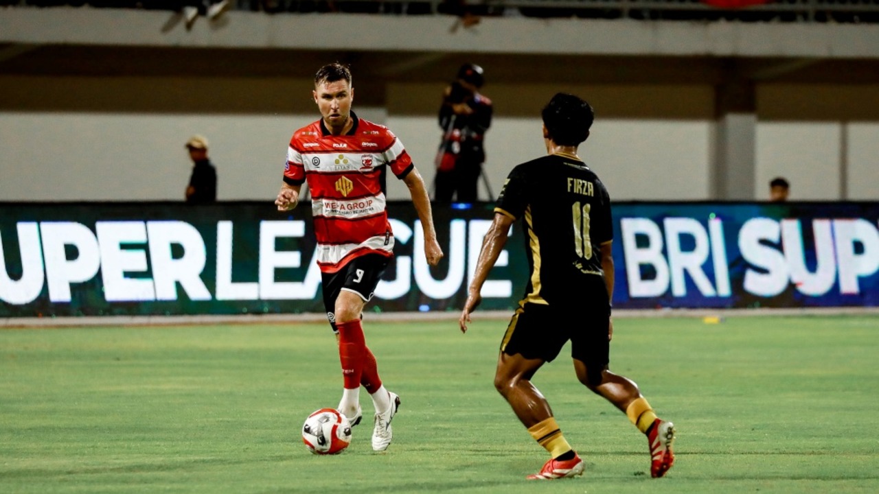 Penyerang Madura United, Valerii Hryshyn di laga kontra Bhayangkara FC