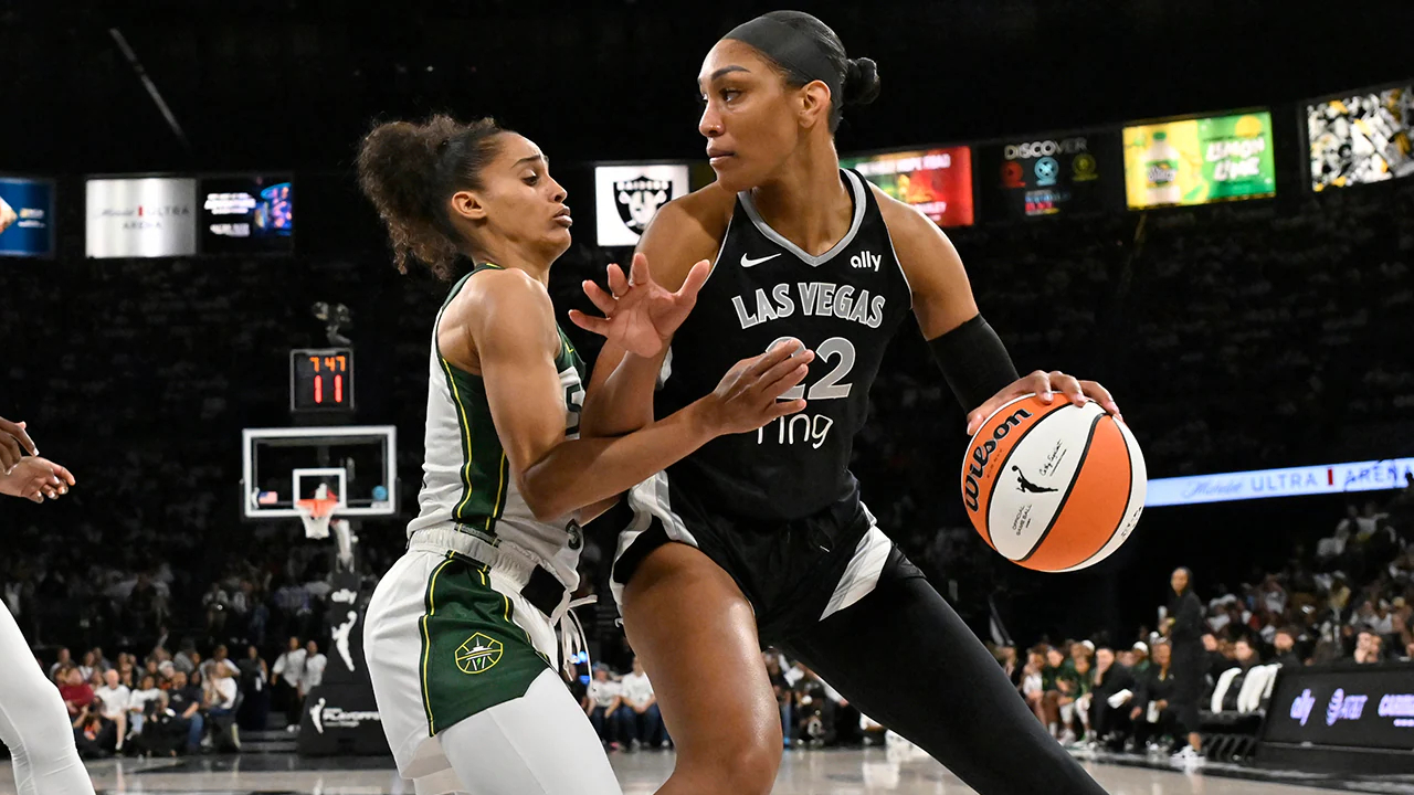 A’ja Wilson (kanan) mencetak 29 poin saat Las Vegas Aces mengalahkan Seattle Storm 102-77 pada Minggu (14/9) malam. (Foto: AP)