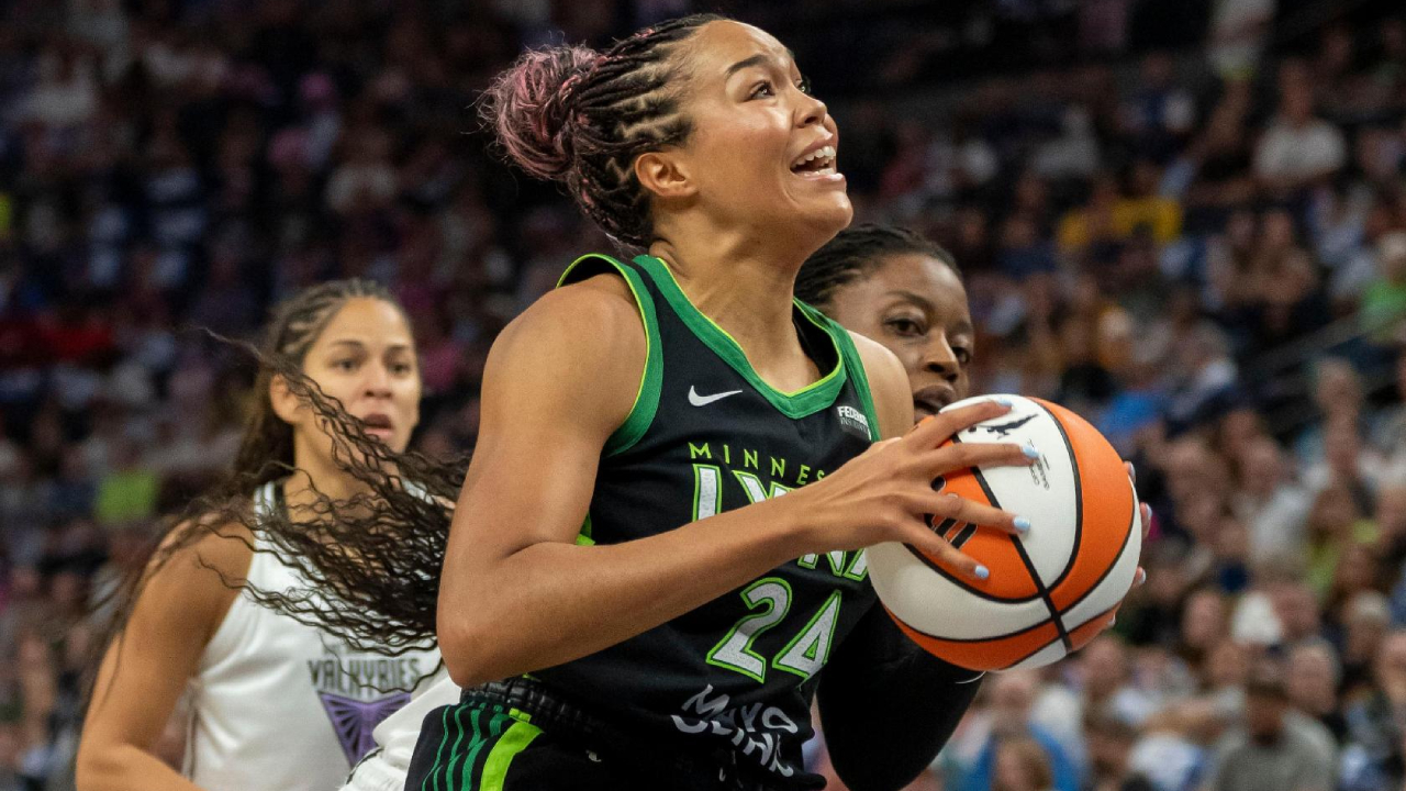 Napheesa Collier mencetak 20 poin saat Minnesota Lynx meraih kemenangan 101-72 atas Golden State Valkyries pada Minggu (14/9). (Foto: AP)