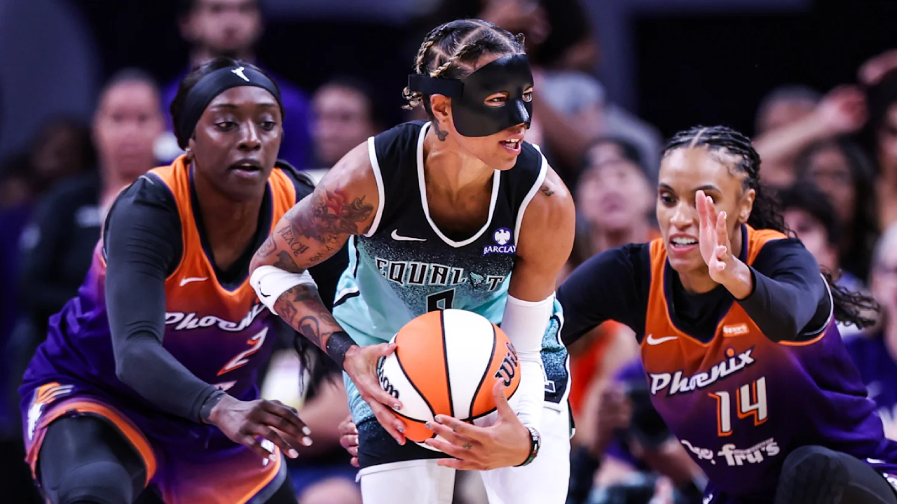 Natasha Cloud (tengah) mencetak 23 poin saat New York Liberty meraih kemenangan 76-69 dalam perpanjangan waktu atas Phoenix Mercury pada Minggu (14/9). (Foto: AP)