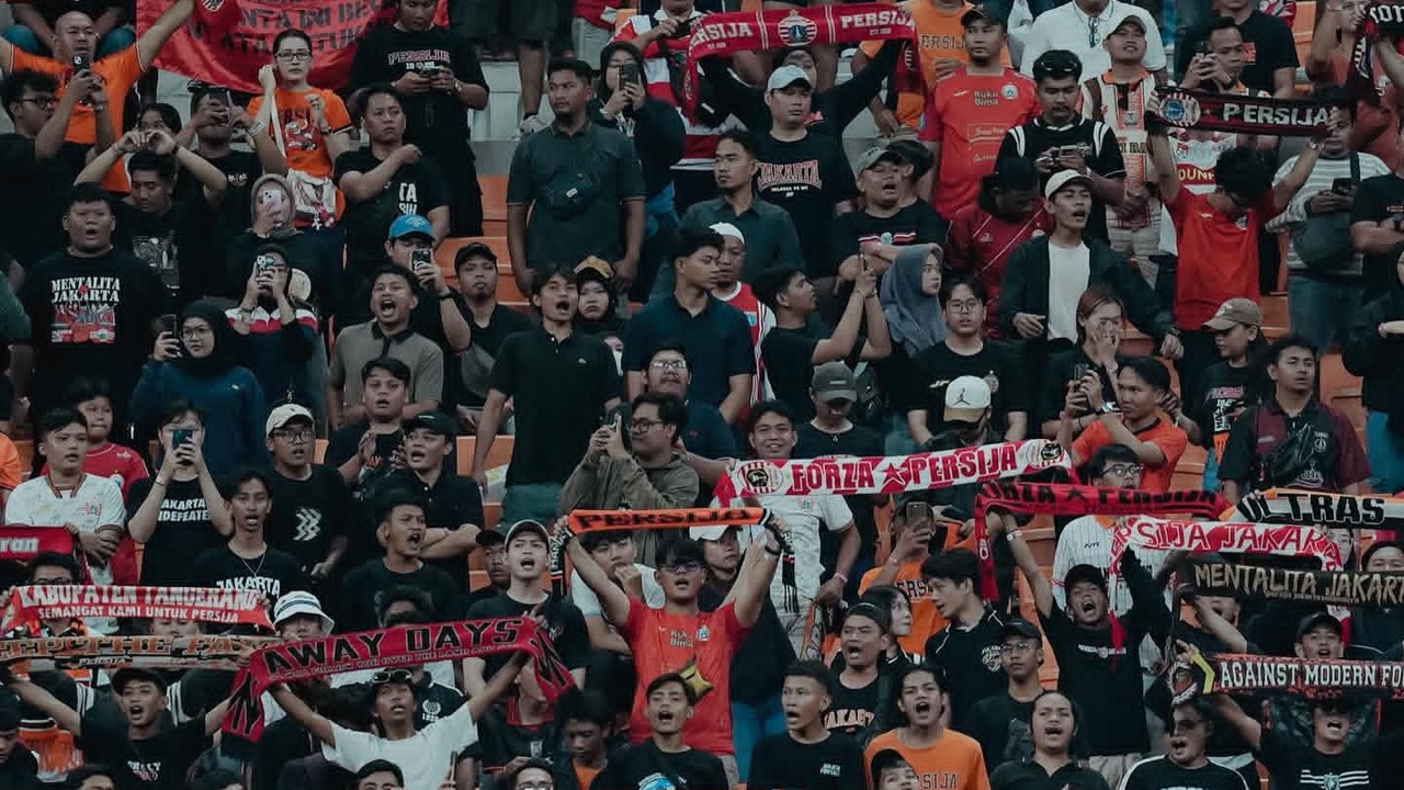 Suporter Persija Jakarta mendukung timnya di laga kontra Bali United