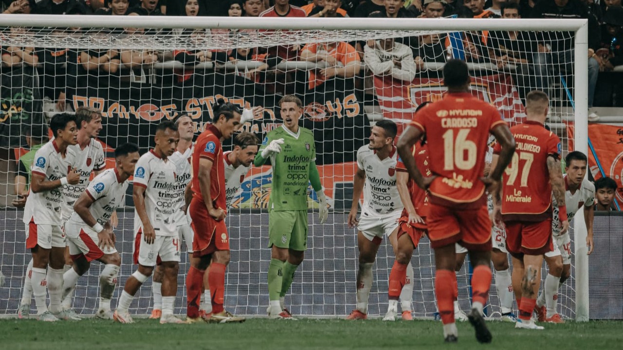 Kiper Bali United, Mike Hauptmeijer saat menghadapi Persija Jakarta