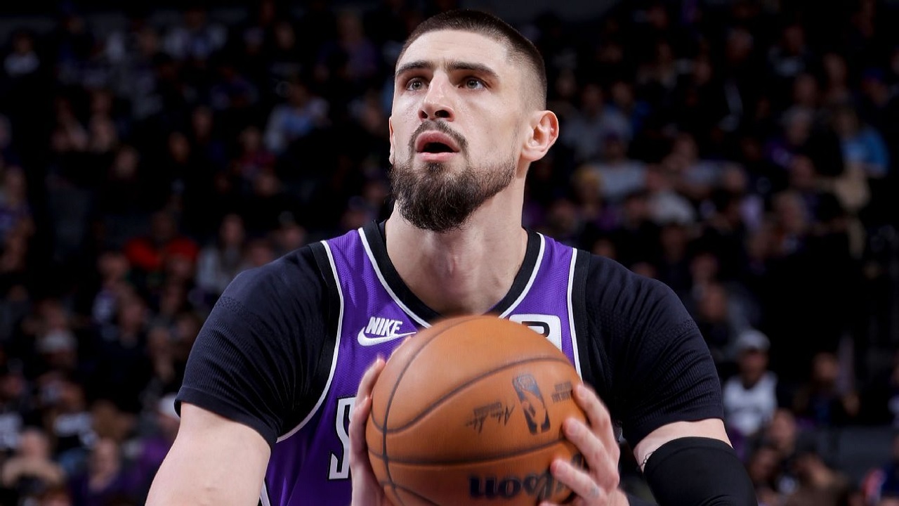 Alex Len akan bergabung bersama New York Knicks.