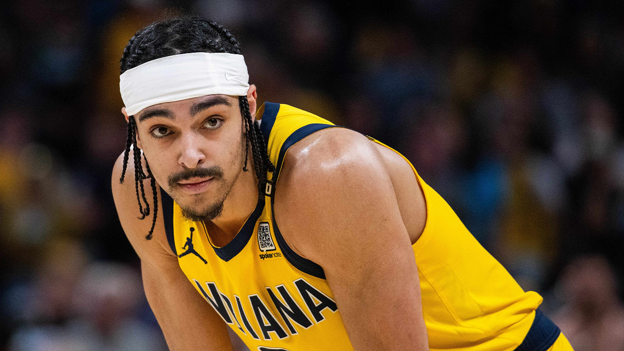 Andrew Nembhard tak sabar berhadapan dengan Myles Turner.