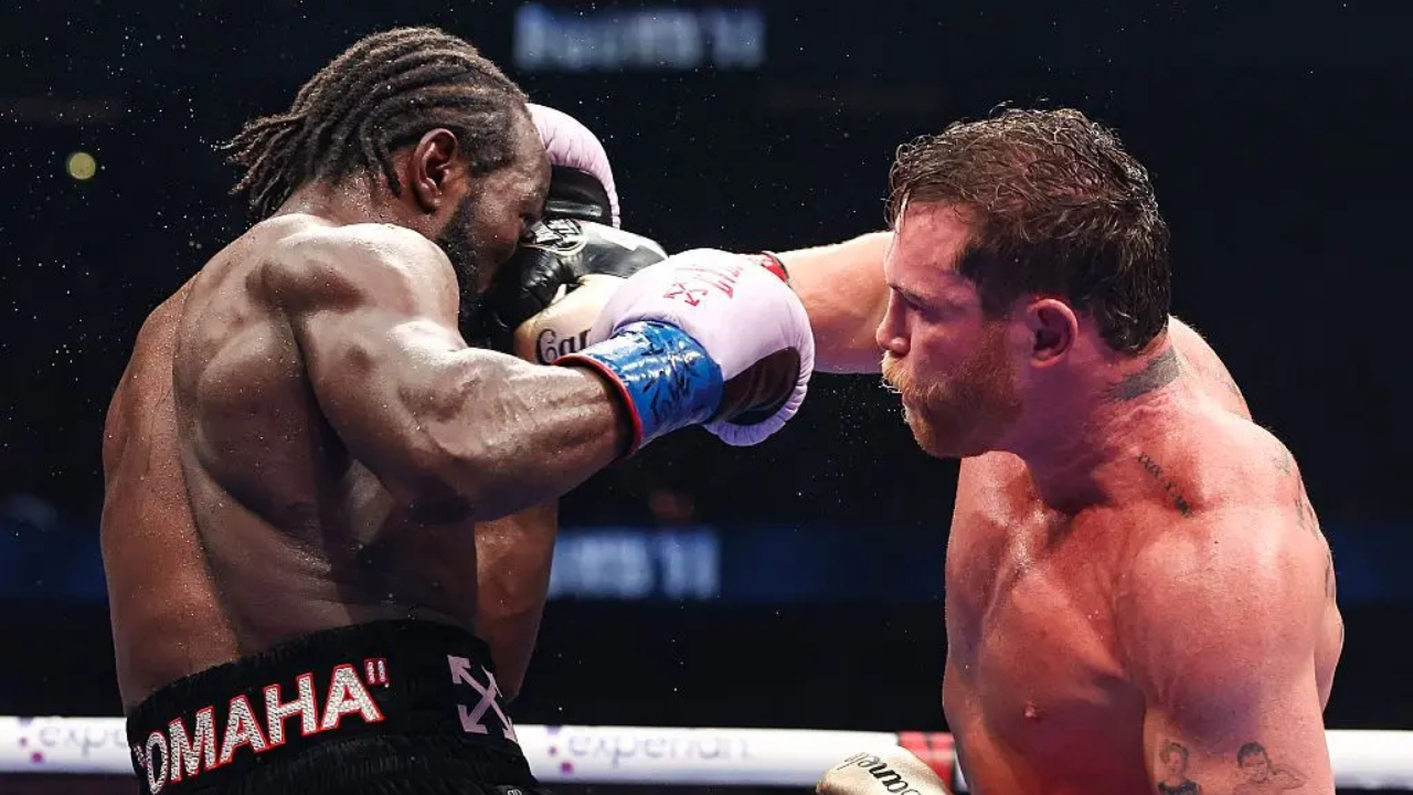 Terence Crawford (kanan) percaya Alvarez menghormati kekuatan pukulannya sepanjang pertarungan. (Foto: Fight TV)