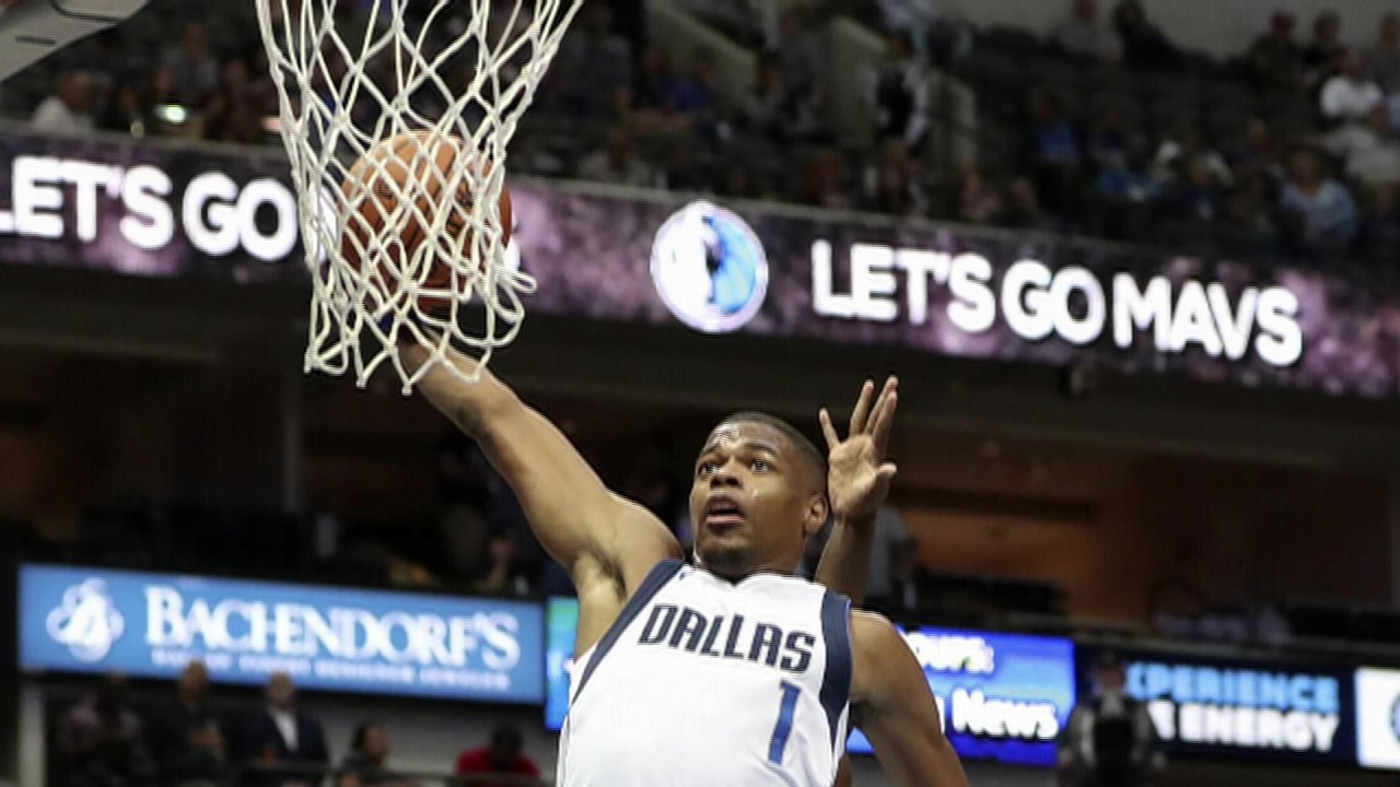 Dennis Smith Jr pilih comeback bersama Dallas Mavericks.