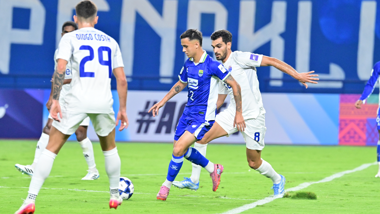 Pemain Persib, Eliano Reijnders saat tampil menghadapi Lion City Sailors