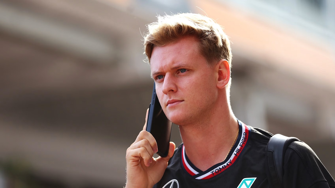 Flavio Briatore tak berniat gaet Mick Schumacher.