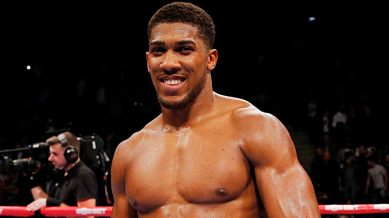Anthony Joshua, yang lahir di Watford tapi dibesarkan sebagian di Nigeria, telah lama berbicara tentang kembali bertarung di tanah airnya. (Foto: Fight TV)