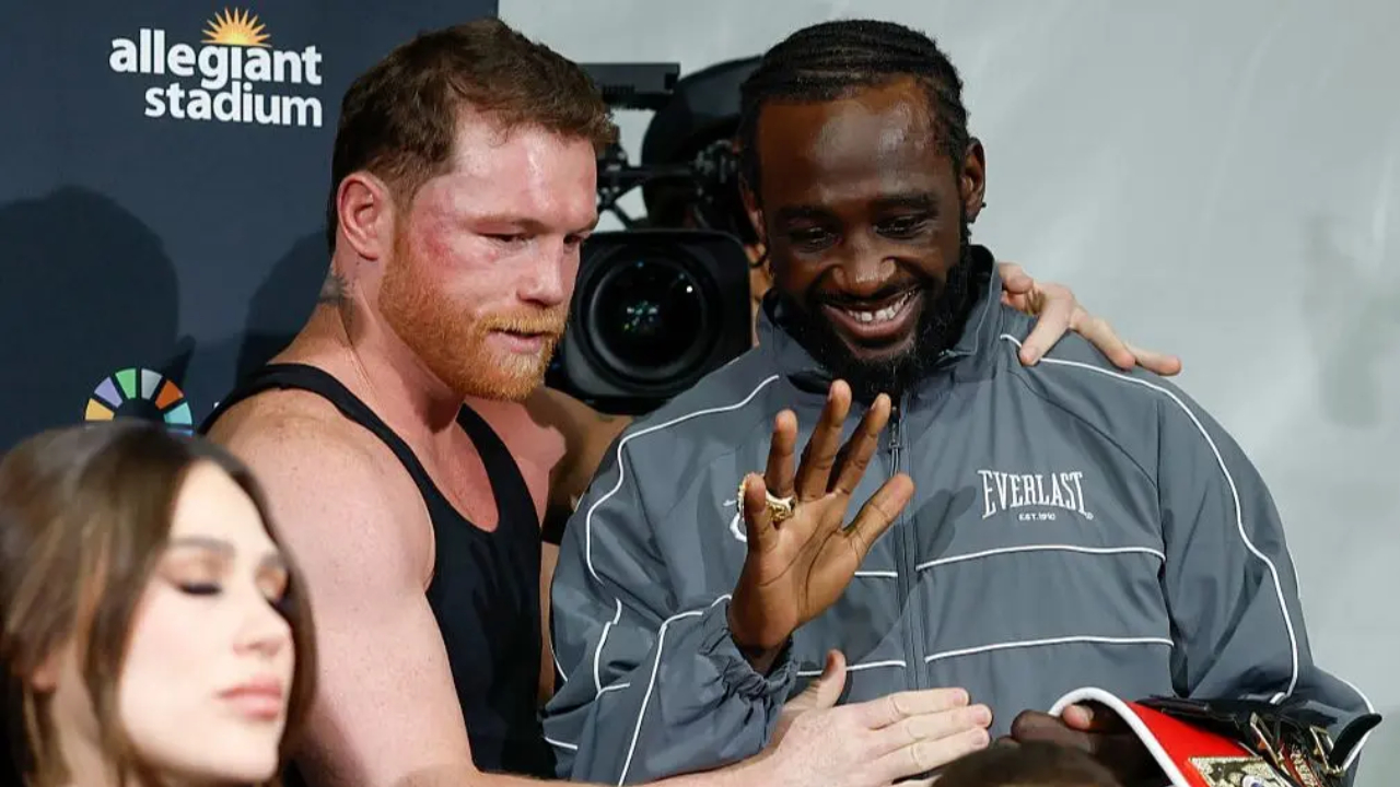 Terence Crawford (kanan) dan Canelo Alvarez setelah pertarungan mereka. (Foto: Fight TV)