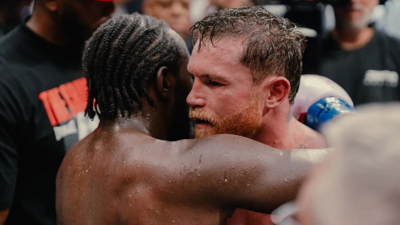 Canelo Alvarez (kanan) memeluk Terence Crawford usai pertarungan mereka. (Foto: Fight TV)