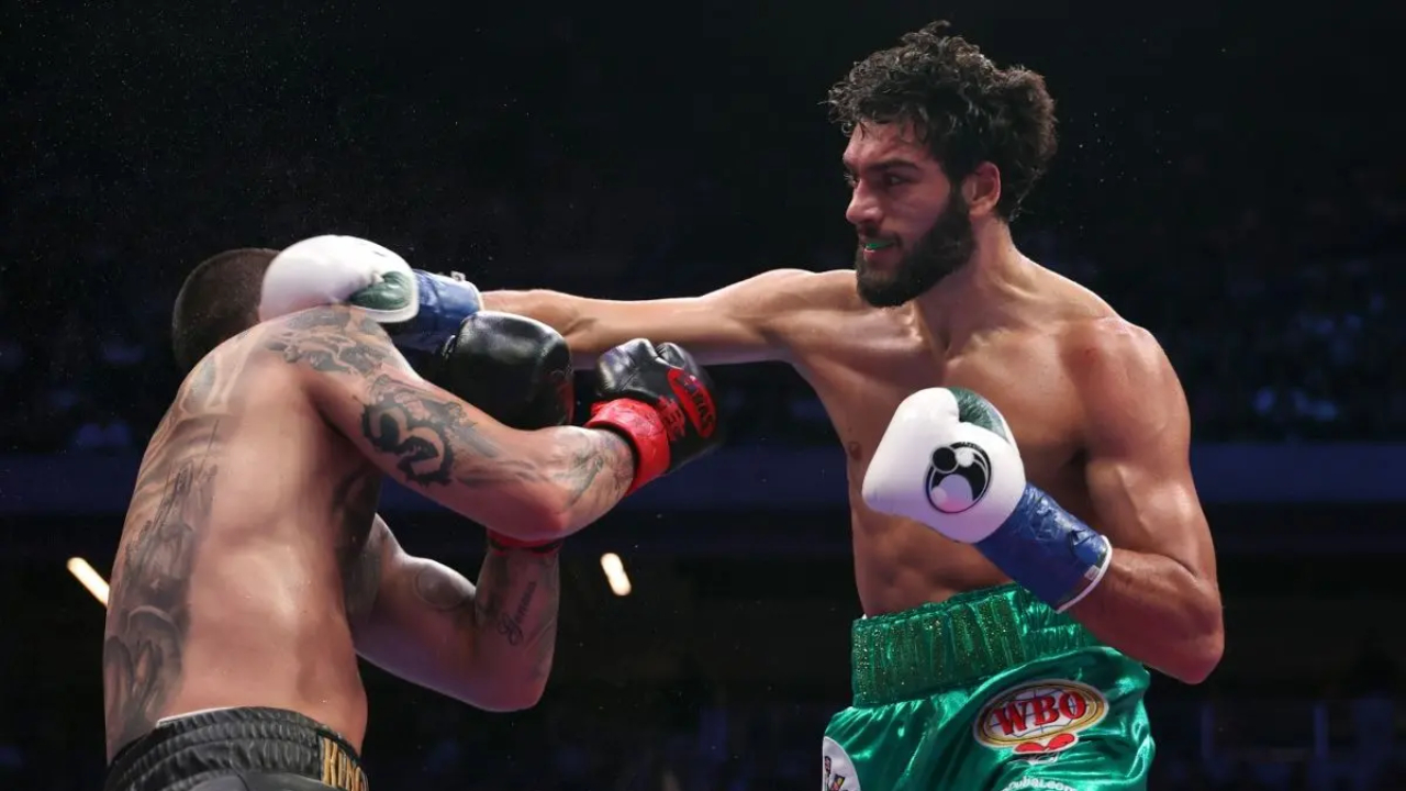 Meskipun pertarungan dengan Alvarez masih mungkin terjadi, fokus Hamzah Sheeraz kini sepenuhnya tertuju pada gelar yang dipegang Crawford. (Foto: Fight TV)