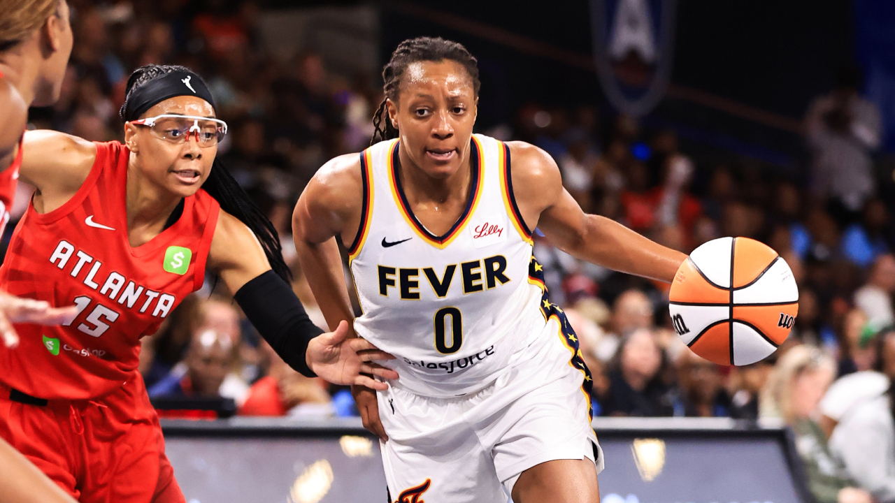 Kelsey Mitchell (kanan) mencetak 24 poin saat Indiana Fever meraih kemenangan 87-85 atas Atlanta Dream pada Kamis (18/9). (Foto: AP)