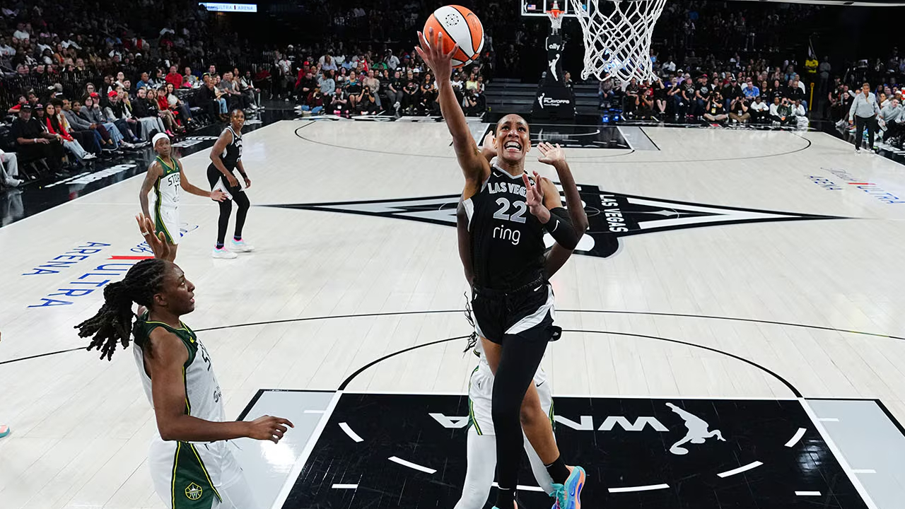 A’ja Wilson (tengah) mencetak 38 poin saat Las Vegas Aces mengalahkan Seattle Storm 74-73 pada Kamis (18/9) malam. (Foto: AP)