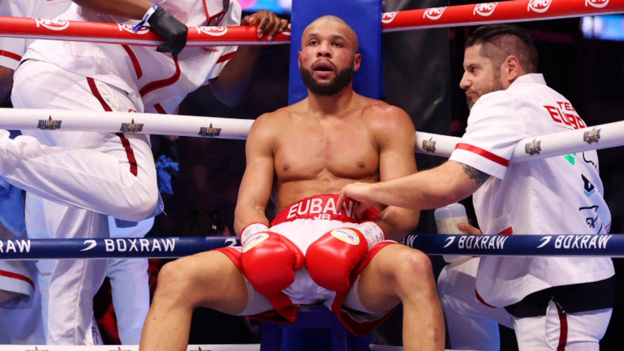 Chris Eubank Jr dibawa ke rumah sakit karena dehidrasi parah setelah pertarungan melelahkan sepanjang 12 ronde versus Conor Benn. (Foto: Fight TV)
