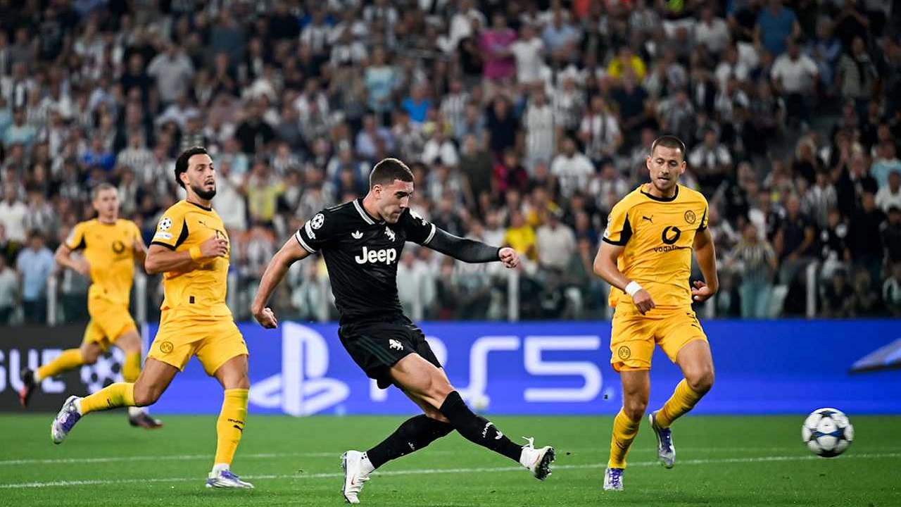 Dusan Vlahovic mencetak gol ke gawang Borussia Dortmund (Image: Juventus)