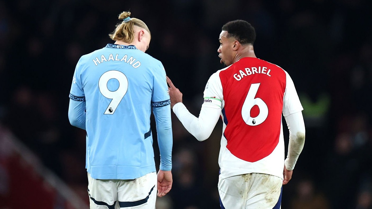 Erling Haaland dan Gabriel Magalhaes. (Foto: Alex Pantling/Getty Images)