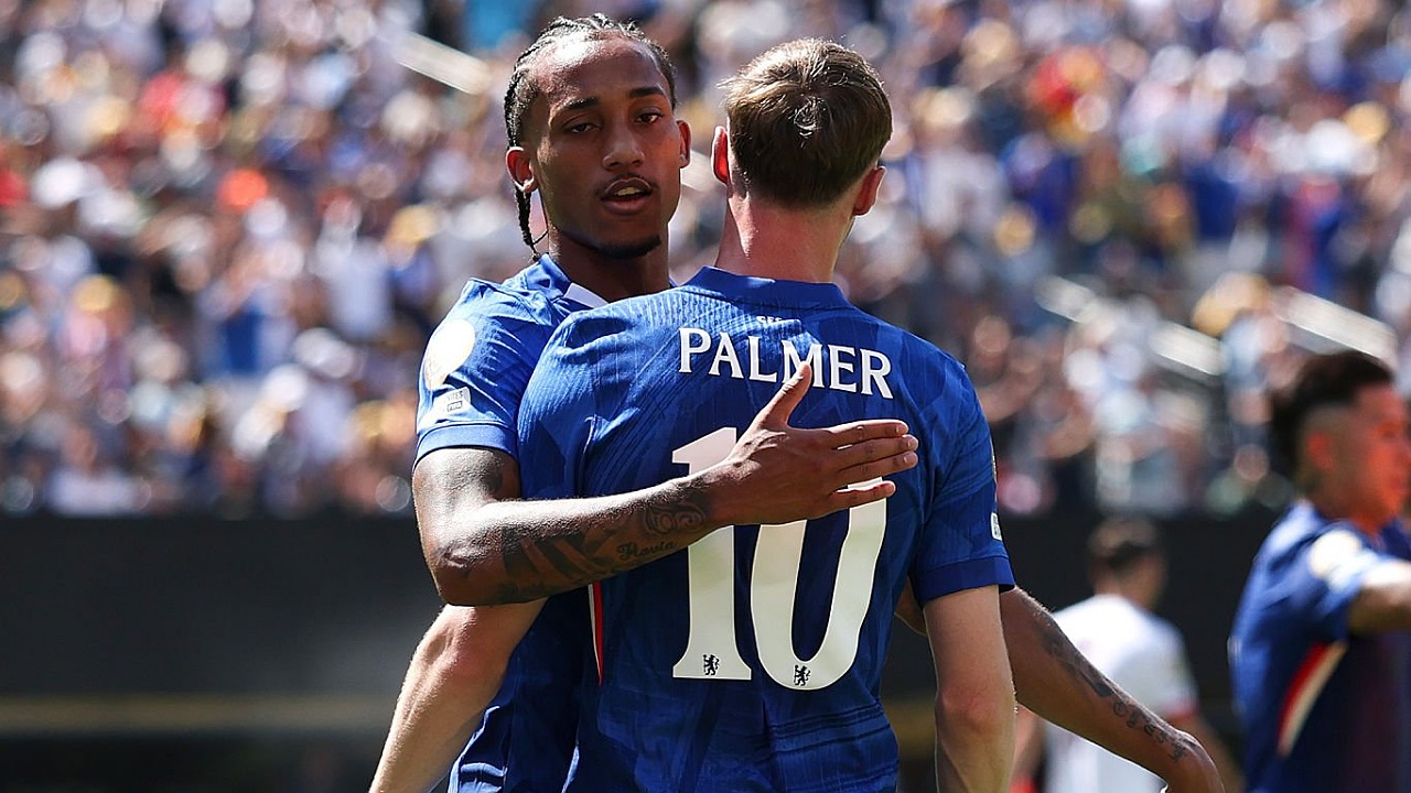 Joao Pedro dan Cole Palmer. (Foto: Buda Mendes/Getty Images)