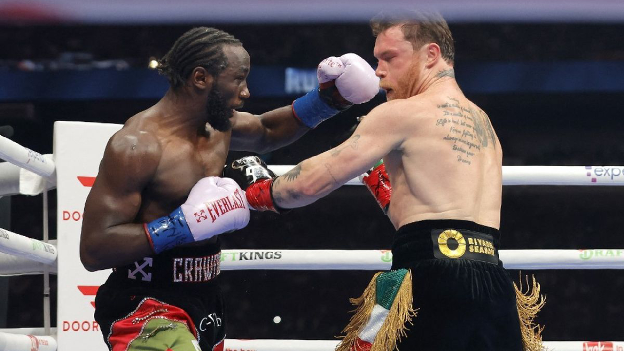 Terence Crawford (kiri) dan Canelo Alvarez. (Foto: Fight TV)