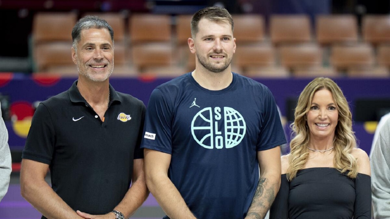 Rob Pelinka turut dukung Luka Doncic habiskan waktu di Timnas Slovenia.