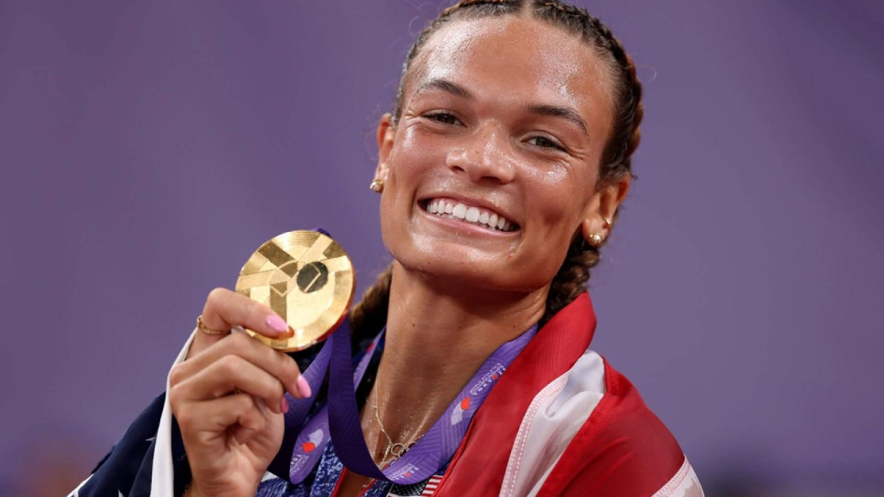 Prestasi ini menandai gelar juara besar pertama dalam karier Anna Hall, sebuah kemenangan yang datang setelah bertahun-tahun mengalami kegagalan dan rintangan. (Foto: AP)