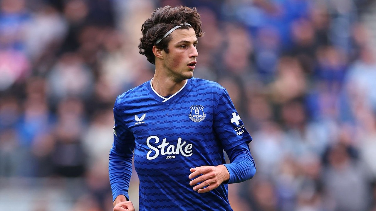 Gelandang Everton, Merlin Rohl