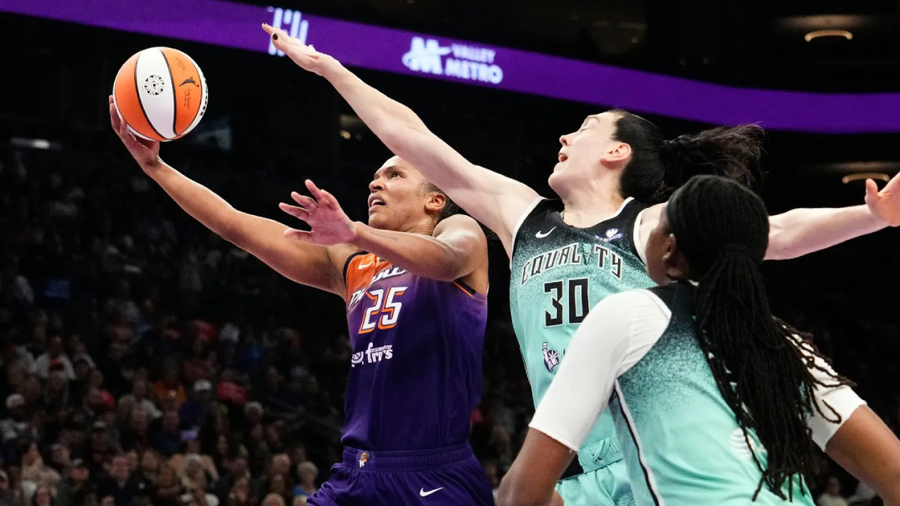 Alyssa Thomas (kiri) membukukan triple-double saat Phoenix Mercury meraih kemenangan 79-73 atas New York Liberty pada Jumat (19/9) malam. (Foto: AP)