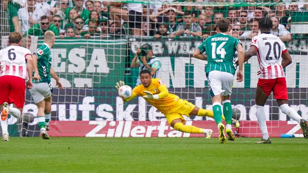 Momen Saat Noah Atubolu Memblok Tendangan Penalty Romano Schmid (Sumber: IMAGO/JOERAN STEINSIEK)