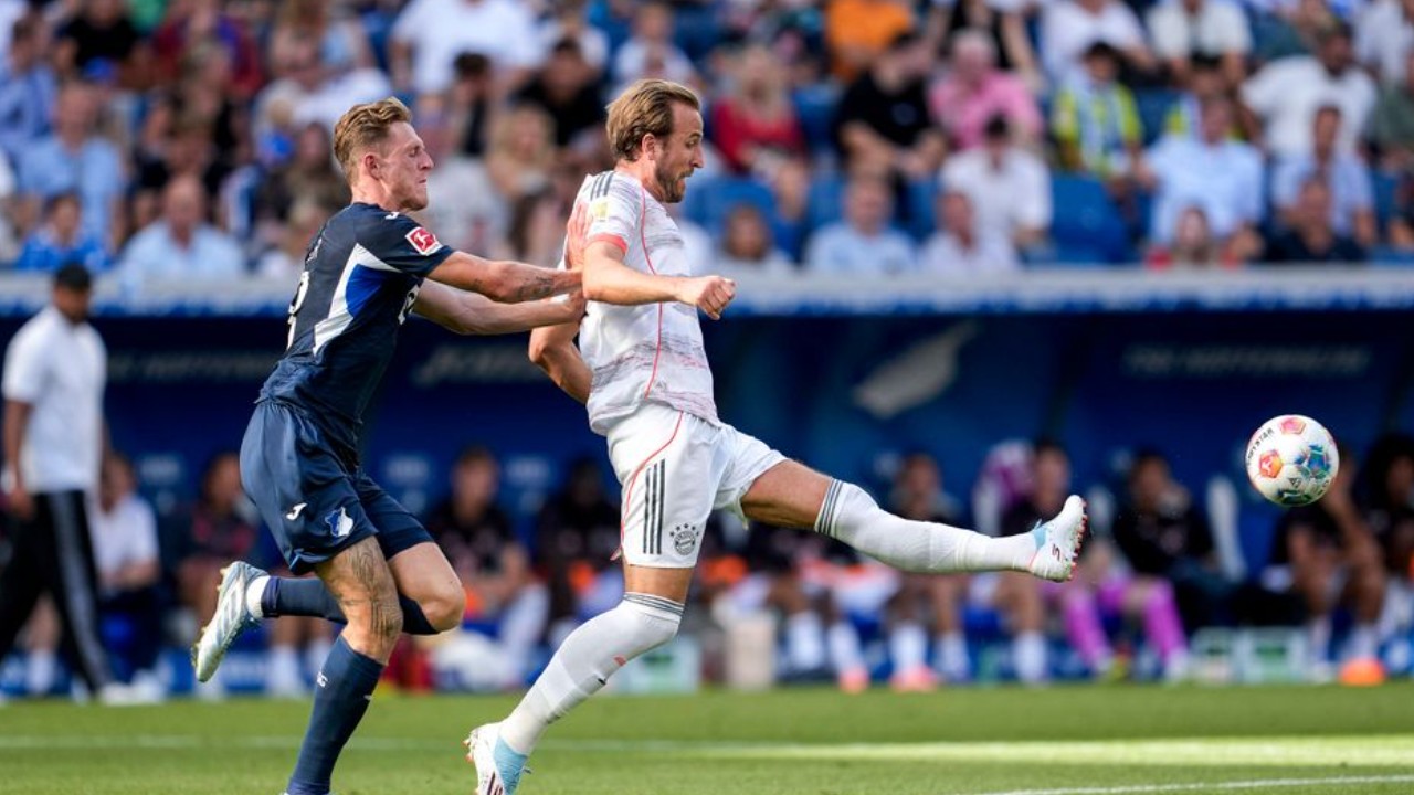 Aksi Harry Kane Saat Melawan TSG Hoffenheim di Pekan ke-4 Bundesliga 2025/26 (Sumber: Oliver Zimmermann / foto2press / IMAGO)
