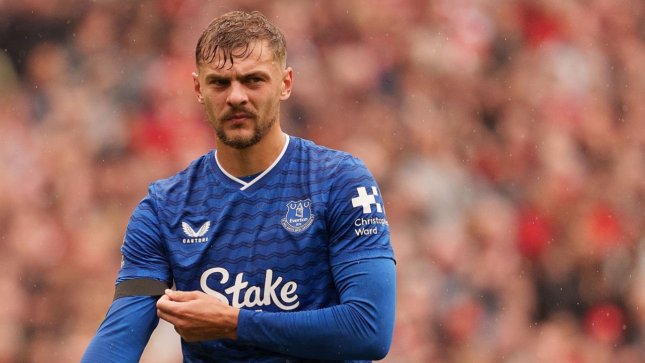 Gelandang Everton, Kiernan Dewsbury-Hall
