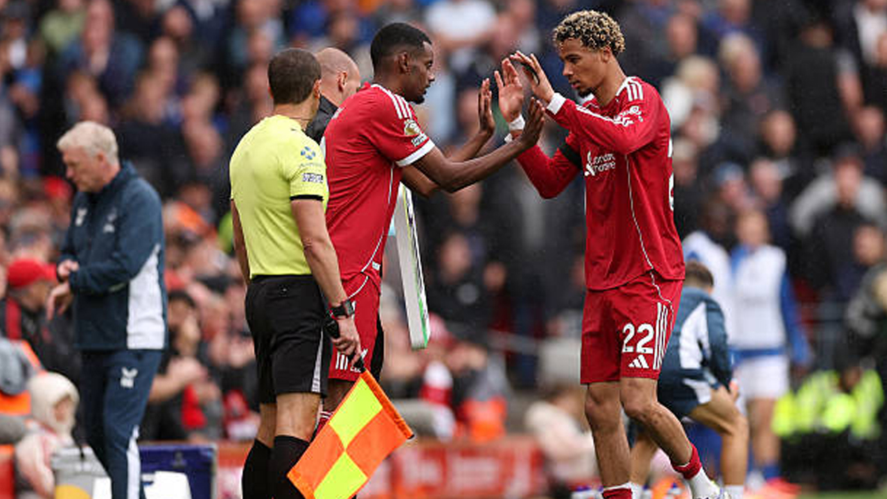 Bisakah Liverpool Mainkan Alexander Isak dan Hugo Ekitike Bersamaan?