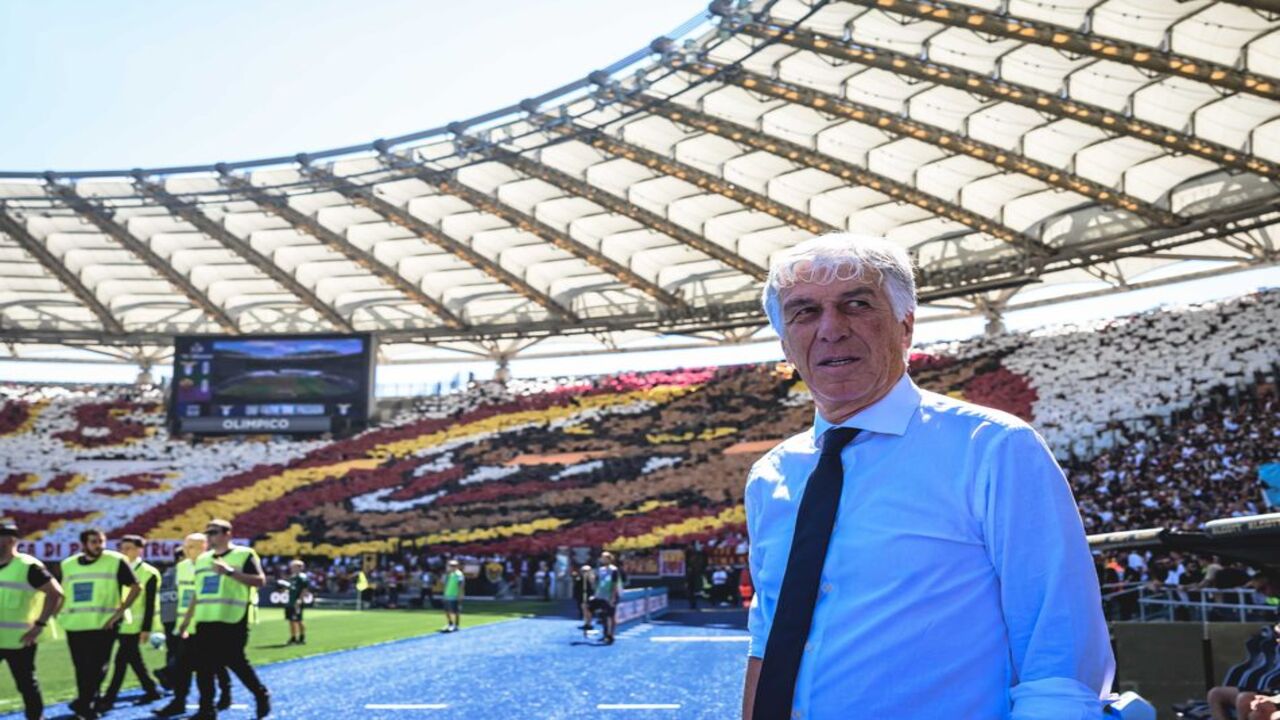Saking berisiknya atmosfer Stadion Olimpico, Gian Piero Gasperini bilang para pemain AS Roma tak bisa mendengar instruksinya di laga kontra Lazio tadi malam (21/9) / via Getty Images