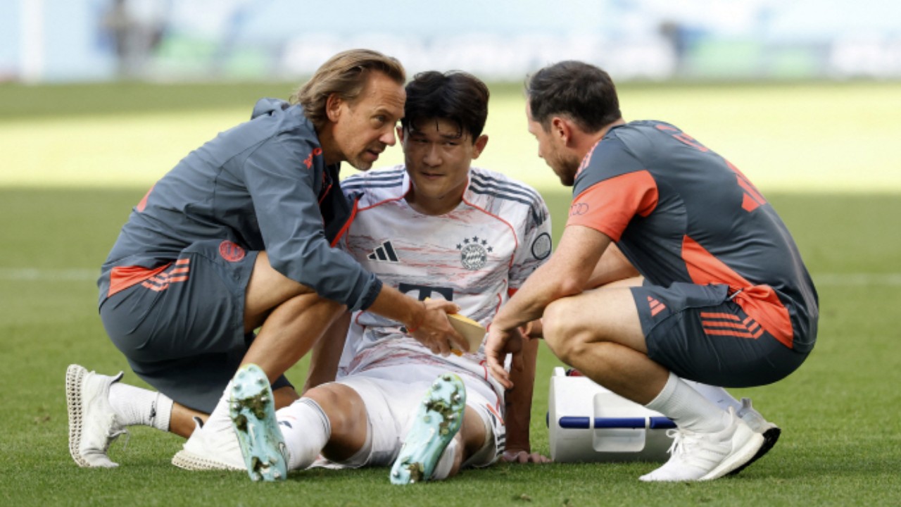 Momen Ketika Kim Min-jae Mendapat Perawatan dari Tim Medis di Atas Lapangan Saat Laga Melawan TSG Hoffenheim (Sumber: Getty Images)