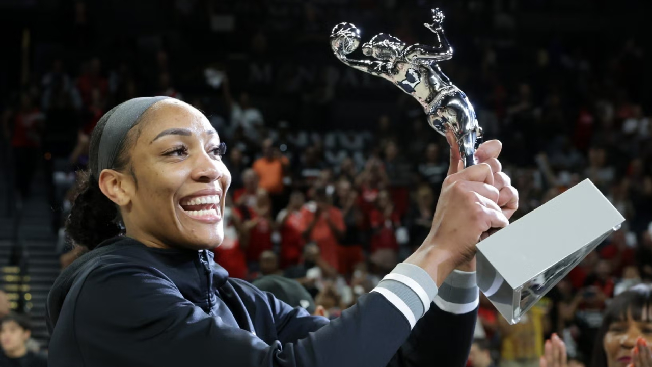 A’ja Wilson merayakan trofi MVP WNBA 2025 sebelum pertandingan semifinal playoff melawan Indiana Fever. (Foto: AP)