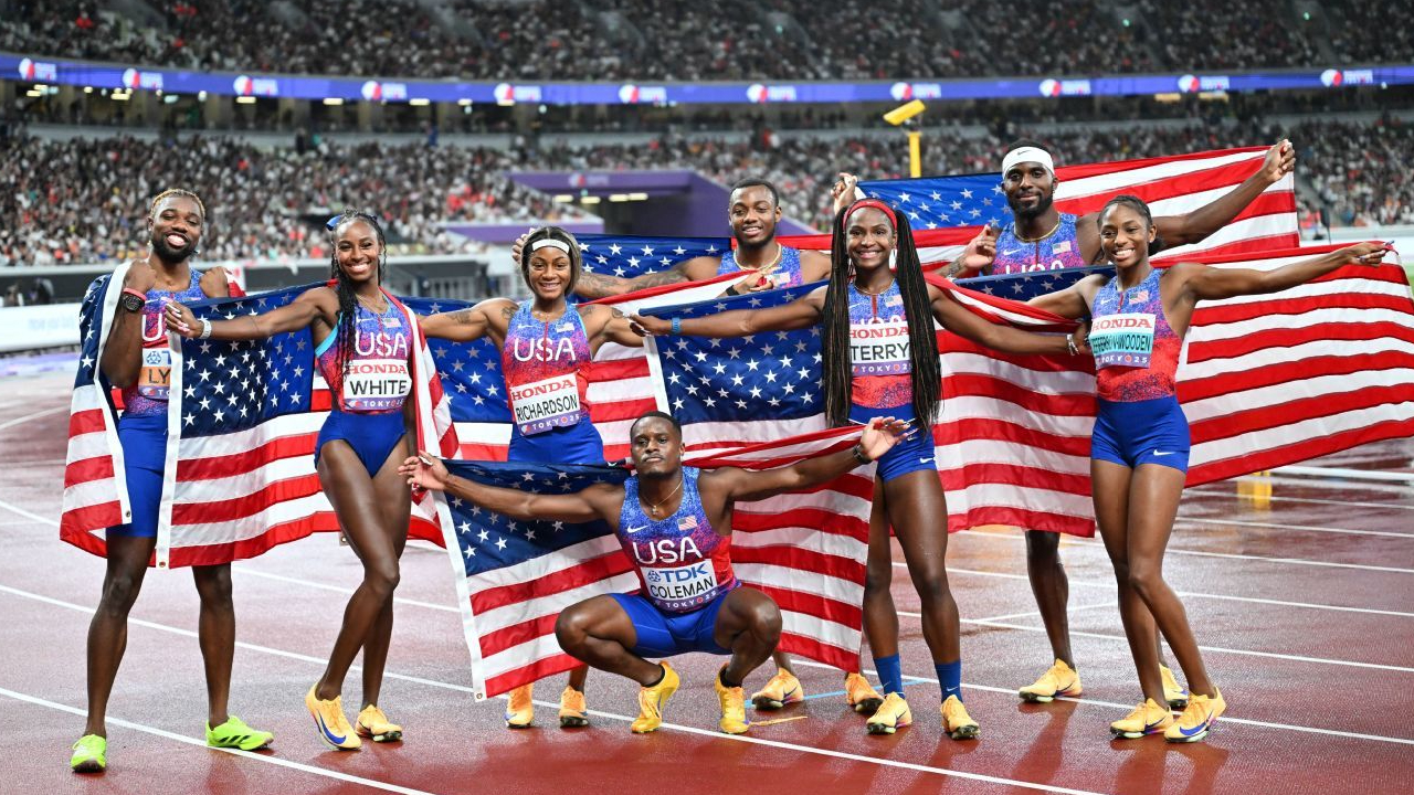 Tim estafet 4x100 meter putra dan putri Amerika Serikat berpose setelah memenangi nomor mereka di Kejuaraan Dunia 2025 di Tokyo. (Foto: AP)
