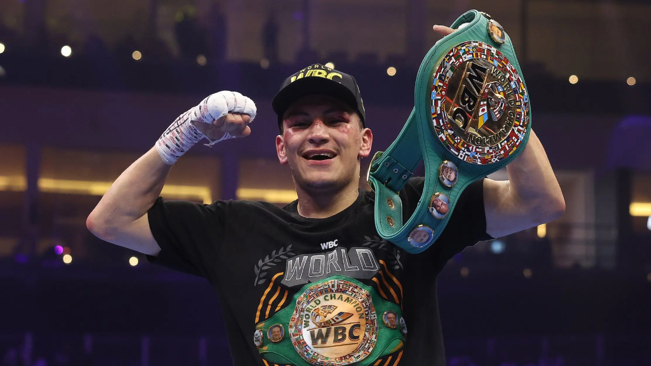 Bakhram Murtazaliev baru saja merebut sabuk IBF. (Foto: Fight TV)