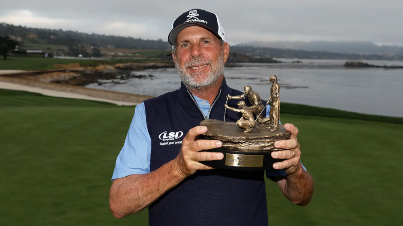 Doug Barron berpose dengan trofi Pure Insurance Championship. (Foto: Golf Digest)