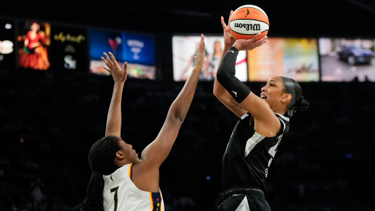 Bintang Aces A’ja Wilson hanya memasukkan 2 dari 11 tembakan melawan Aliyah Boston di laga pembuka semifinal playoff. (Foto: AP)