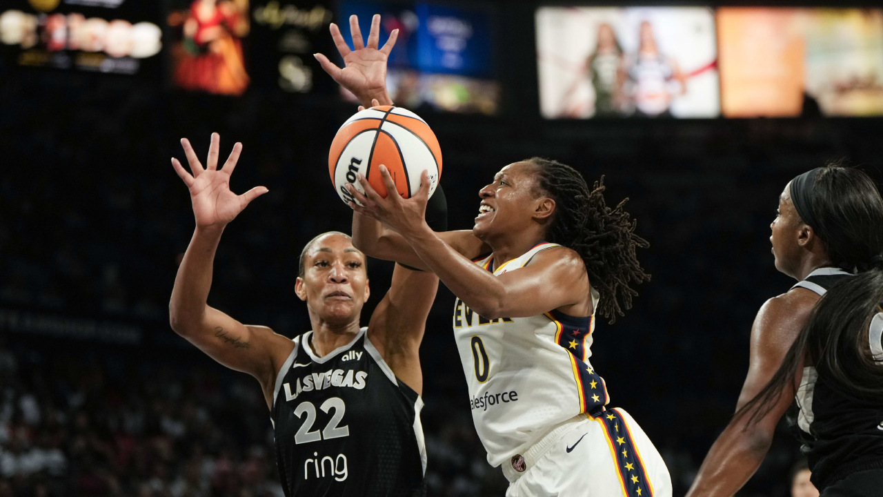 Kelsey Mitchell (tengah) mencetak 34 poin saat Indiana Fever menjungkalkan tuan rumah Las Vegas Aces 89-73 di Game 1 semifinal WNBA pada Minggu (21/9). (Foto: AP)