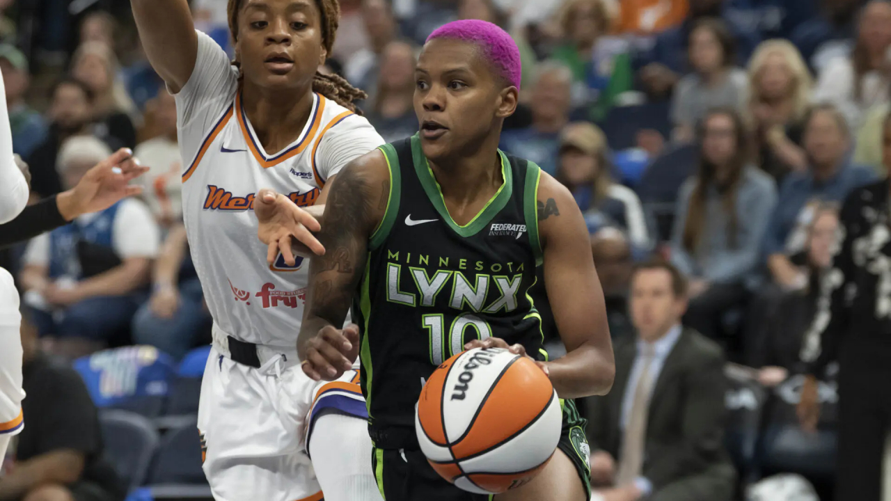 Courtney Williams (kanan) nyaris mencetak triple-double saat Minnesota Lynx memenangi Game 1 seri semifinal melawan Phoenix Mercury 82-69 pada Minggu (21/9). (Foto: AP)