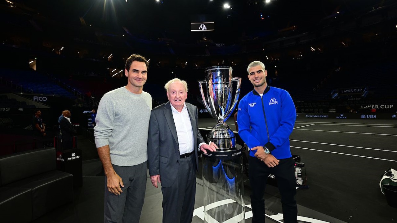 [dari kiri ke kanan] Roger Federer, Rod Laver, dan Carlos Alcaraz di Laver Cup 2025 [image: getty images]