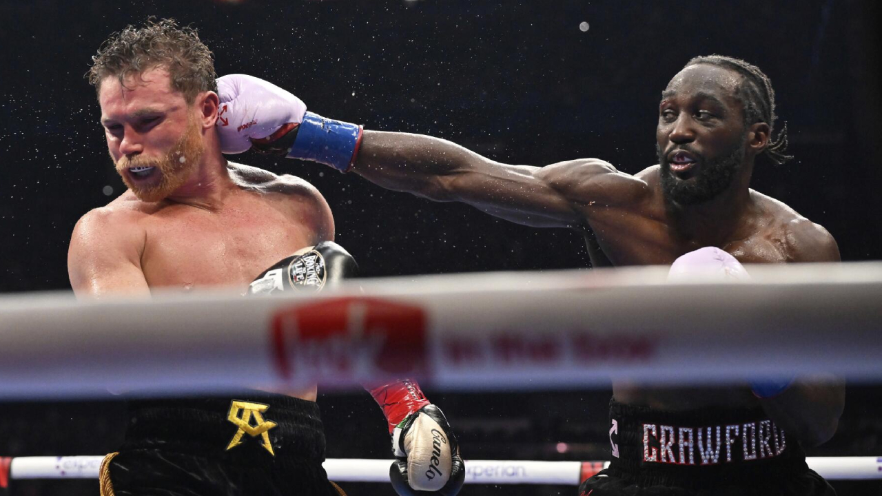 Lennox Lewis mencatat bagaimana Crawford yang mengendalikan jalannya pertarungan. (Foto: Fight TV)