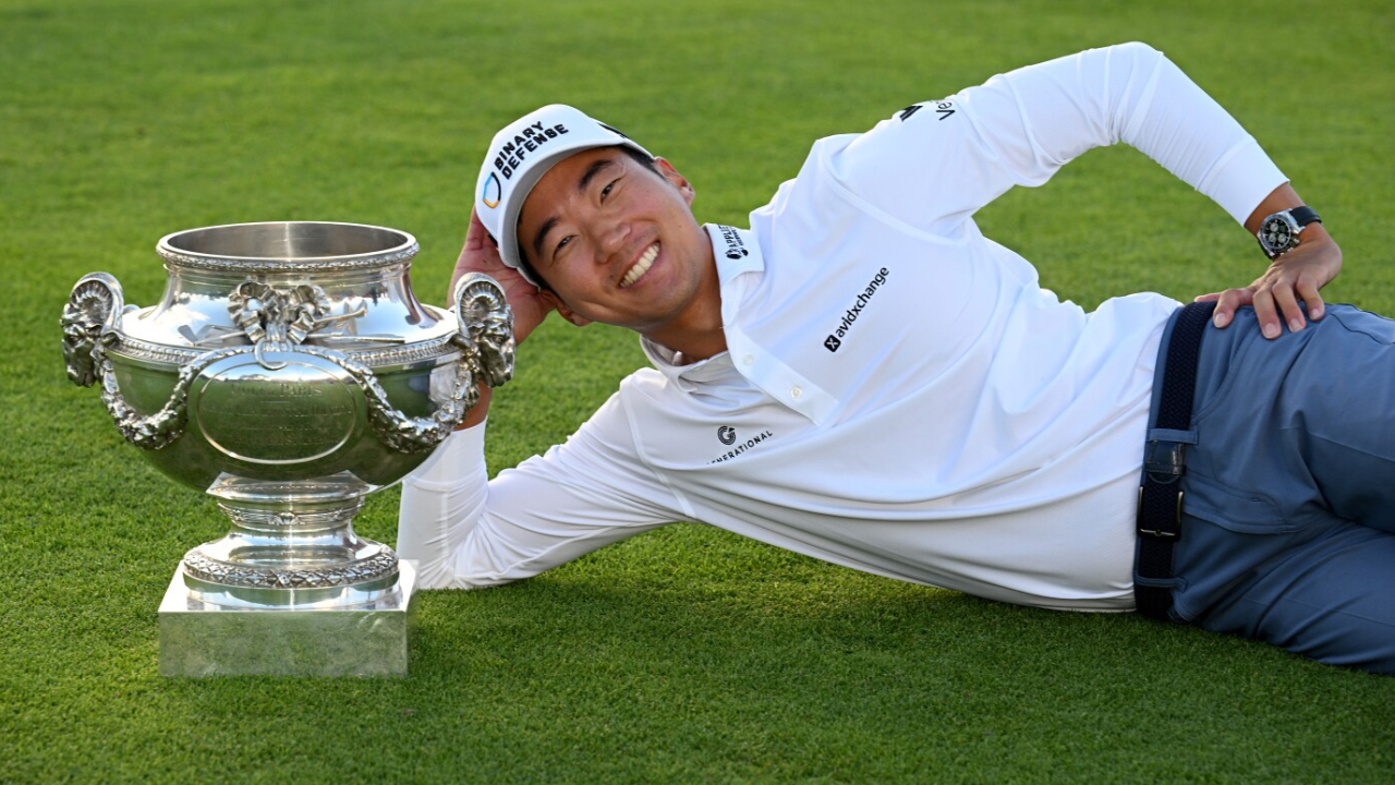 Michael Kim berpose dengan trofi French Open. (Foto: Golf Digest)