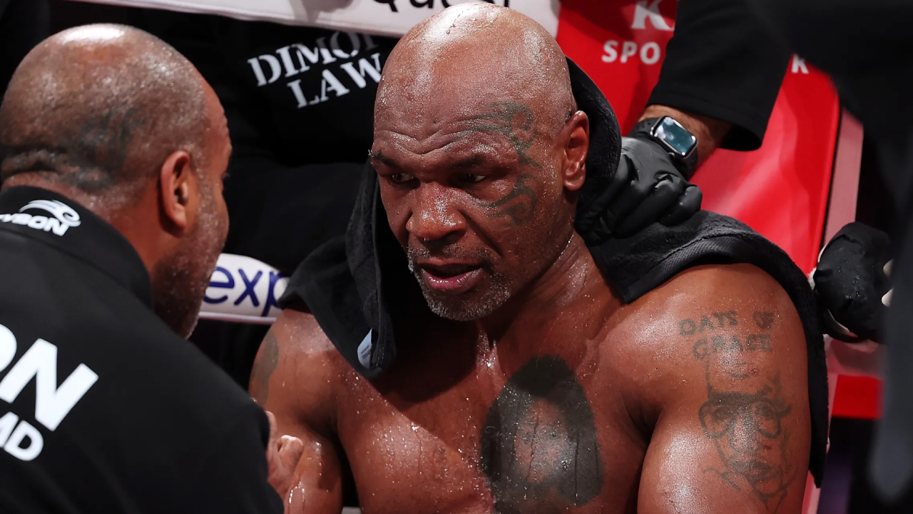 Bagi Mike Tyson, pensiun tidak akan ditentukan oleh usia atau kemampuan. (Foto: Fight TV)