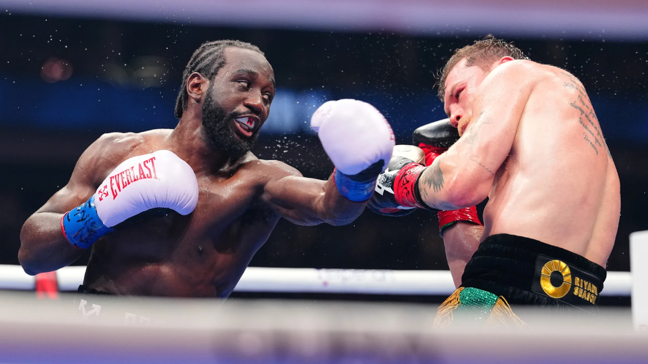 Bagi Oscar De La Hoya, hasil tersebut menjadi pembenaran—tidak hanya atas kehebatan Crawford namun juga atas kritiknya yang lama terhadap Alvarez. (Foto: Fight TV)