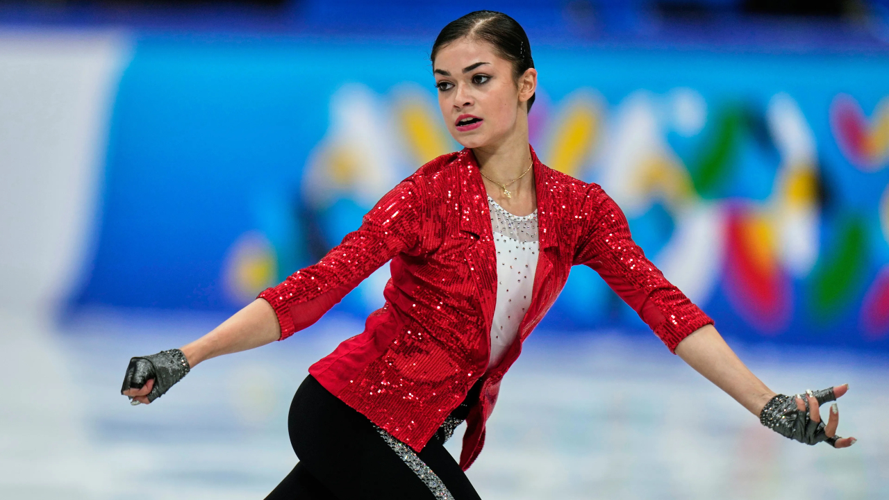 Petr Gumennik memenangkan kompetisi dengan selisih 34 poin dan memastikan tempatnya di Olimpiade Milan-Cortina 2026 sebagai Atlet Netral. (Foto: AP)