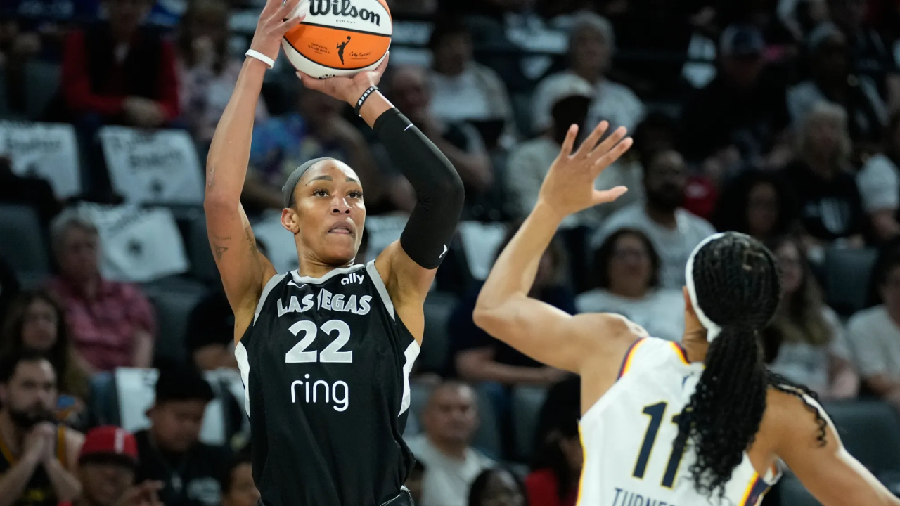 A’ja Wilson (kiri) mencetak 25 poin saat Las Vegas Aces meraih kemenangan 90-68 atas tim tamu Indiana Fever dalam Game 2 seri semifinal WNBA pada Selasa (23/9) malam. (Foto: AP)