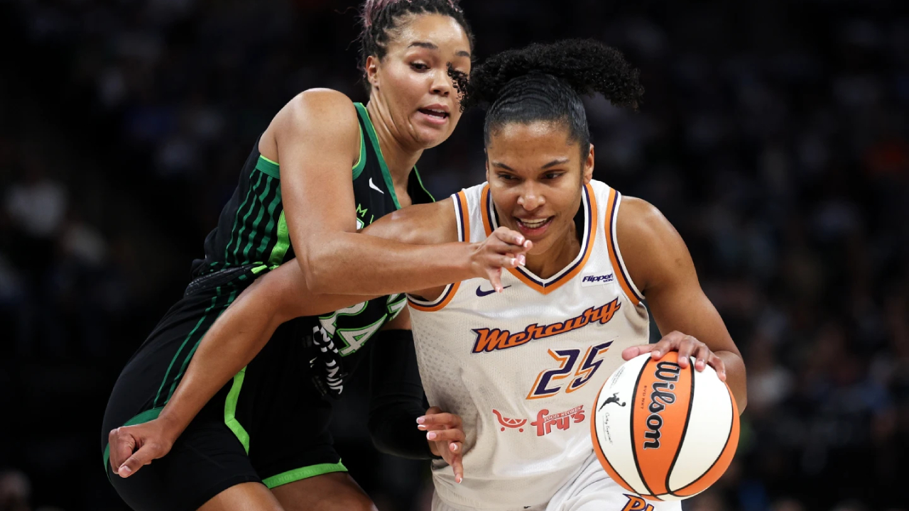 Alyssa Thomas (kanan) mencetak 19 poin saat Phoenix Mercury meraih kemenangan 89-83 melalui babak perpanjangan waktu atas Minnesota Lynx dalam Game 2 semifinal WNBA pada Selasa (23/9) malam.