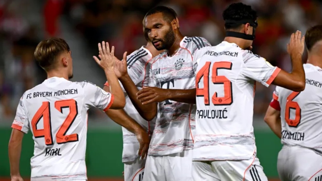 Lennart Karl Ikut Selebrasi Bersama Jonathan Tah dan Pemain Bayern Munich Lainnya Usai Mengalahkan SV Wehen Wiesbaden di DFB Pokal (Sumber: A. Scheuber/FC Bayern via Getty Images)