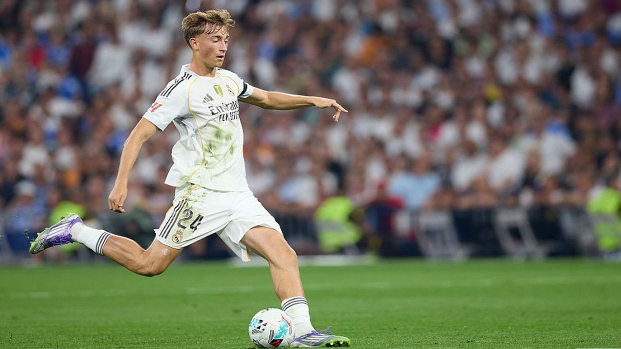Aksi Dean Huijsen Saat Berseragam Real Madrid (Sumber: Getty Images/Ion Alcoba Beitia)